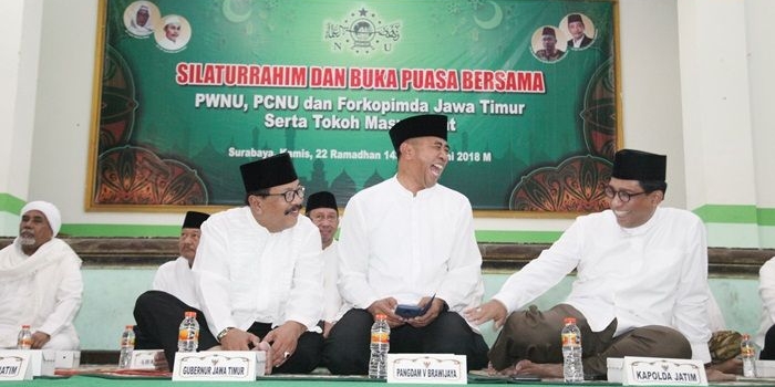 Gubernur Jawa Timur Dr. H. Soekarwo saat menghadiri Silaturahim dan Buka Puasa PWNU, PCNU, dan Forkopimda Jatim serta Tokoh Masyarakat di Kantor PWNU Jatim, Kamis (7/6).