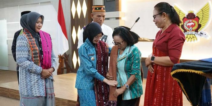 Wali Kota Kediri saat memperkenalkan Tenun Ikat Bandar Kidul. Foto: Ist