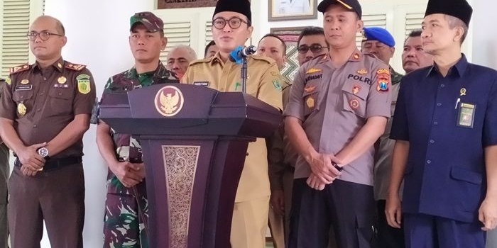 Bupati Pamekasan saat memberikan konferensi pers di Mandhapa Agung Ronggosukowati, Senin (16/3).