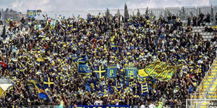 Suporter Verona saat mendukung tim kesayangannya melawan Spezia pada pekan 25 Liga Italia