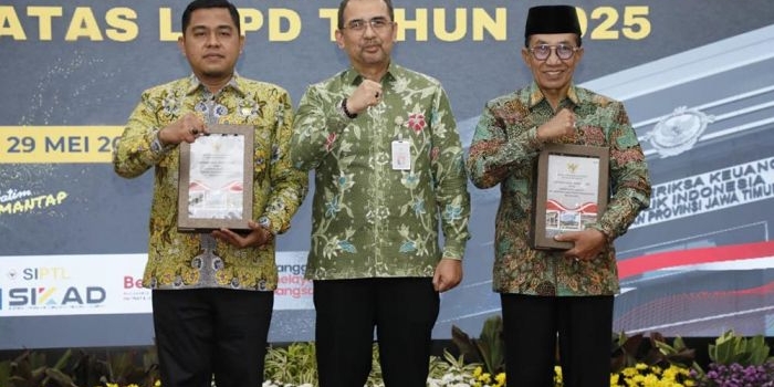 Bupati Pamekasan KH. Kholilurrahman saat menerima penghargaan opini WTP dari BPK RI.