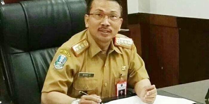 Kepala Biro Humas dan Protokol Pemprov Jatim Drs. Benny Sampir Wanto, M.Si di ruang kerjanya.