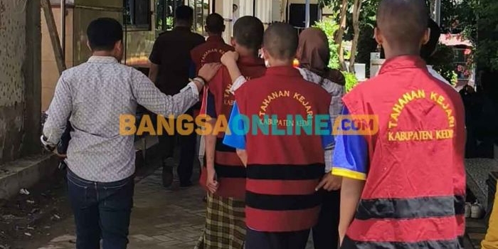 sidang-tertutup-kasus-pembakaran-kantor-pemkab-kediri-14-terdakwa-masih-di-bawah-umur
