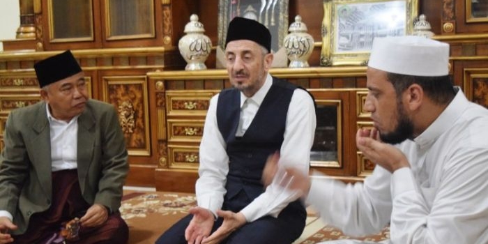 Dr KH Asep Saifuddin Chalim saat menerima Prof Dr. Muhammad Taufiq Ramadan al-Buti (tengah), Dekan Fakultas Syariah Universitas Damaskus, di Pesantren Amanatul Ummah Pacet, Mojokerto, Jawa Timur. Foto: dok. amanatul ummah/djoko pitono