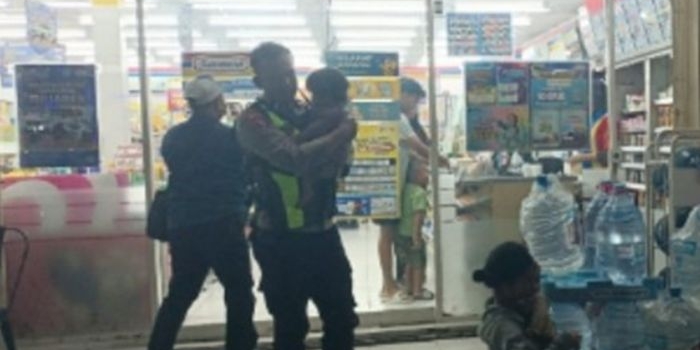Anggota Polsek Sukodadi saat mengamankan pengemis pasutri yang membawa anak sebagai modus untuk mendapat belas kasihan