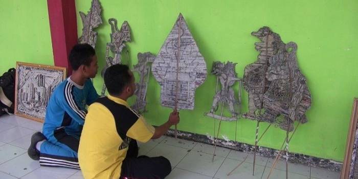 KERTAS KORAN. Sejumlah wayang berbahan baku kertas koran dihasilkan para pelajar SMAN Kedungpring Lamongan. foto : haris/bangsaonline