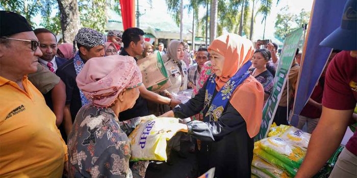 Ketua Umum IKA Unair, Khofifah Indar Parawansa, saat membagikan beras untuk lansia.