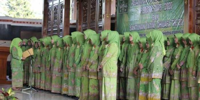 Prosesi pelantikan ketua dan Pengurus PC Muslimat NU Tuban di P{endopo Krido Manungal Tuban. (foto: suwandi/BANGSAONLINE)