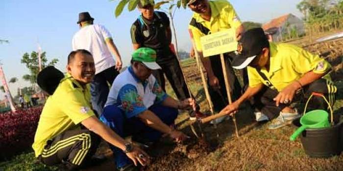 Penanaman pohon oleh Sekda Kota Probolinggo, Jhony Haryanto. foto: andi/BANGSAONLINE