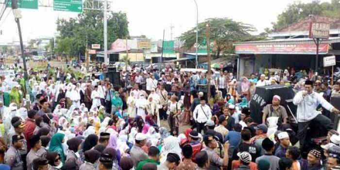 Massa saat menggeruduk kantor KPU Mojokerto. foto: detik