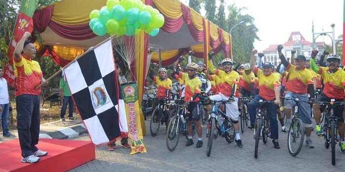 Bupati Sambari saat melepas peserta gowes di halaman kantor Pemkab Gresik. 