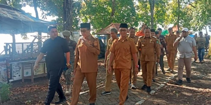 Bupati Pamekasan Kholilurrahman saat mengunjungi Pantai Jumiang.