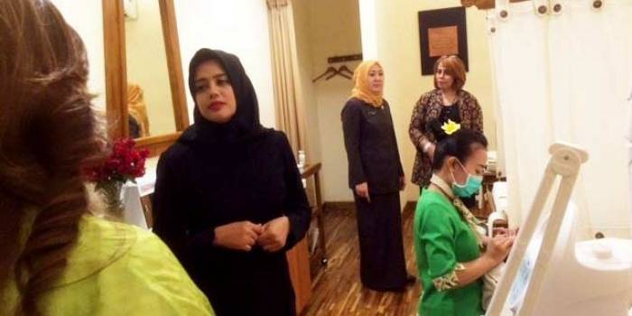Bunda Vey bersama wakil wali kota Kediri Lilik Muhibbah saat melihat satu per satu ruangan di Martha Tilaar Salon Day Spa. foto: arif kurniawan/ BANGSAONLINE