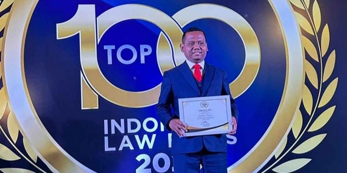 Pengacara dari Situbondo, Saleh, saat menerima penghargaan dalam ajang Top 100 Indonesian Law Firms 2023.