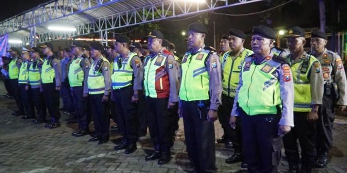Apel pasukan Polrestabes Surabaya dan Polsek Jajaran menyambut Nataru di halaman Maspion Square, Jalan Ahmad Yani, Sabtu (14/12) malam.
