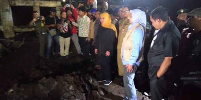 Gubernur Jatim Khofifah saat meninjau bencana amblesnya jalan dan ruko di kawasan Jompo, Jalan Sultan Agung, Kecamatan Kaliwates, Jember, Jawa Timur, Rabu (4/2/2020) dini hari.
