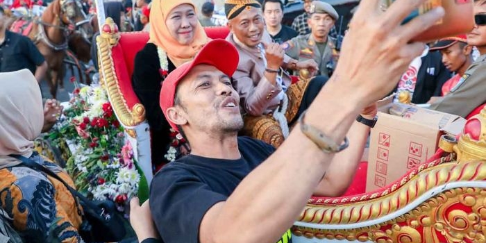 Gubernur Khofifah saat foto bersama masyarakat dalam Kirab Budaya Grebeg Tutup Suro di Ponorogo.