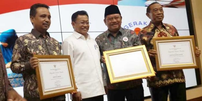 PENGHARGAAN: Bupati Sidoarjo Saiful Ilah saat menerima Anugerah Literasi Prioritas di Kantor Kemendikbud di Jakarta, Senin (20/3). foto: Dinas Kominfo Sidoarjo