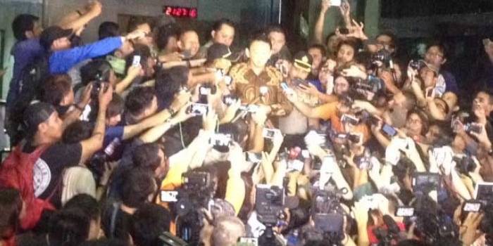 Gubernur DKI Jakarta Basuki Tjahaja Purnama alias Ahok saat keluar dari Gedung KPK, Selasa (12/4) malam sekitar pukul 21.27 WIB. foto: rakisa/ BANGSAONLINE
