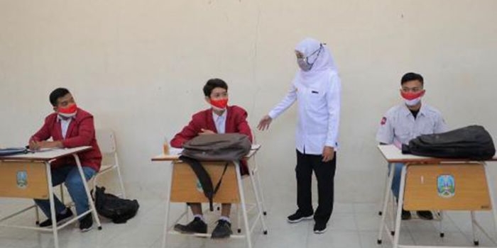 Gubernur Jawa Timur Khofifah Indar Parawansa saat meninjau uji coba pembelajaran tatap muka di sekolah di Kota Probolinggo, Selasa (16/8/2020). foto: ist/ bangsaonline.com