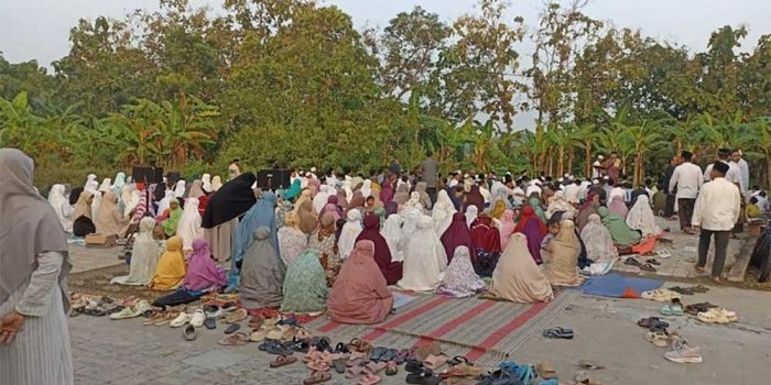 Ratusan warga jemaah Majelis Cinta Alquran Bojonegoro melakukan salat id dan penyembelihan hewan kurban hari ini Minggu (16/6/2024).