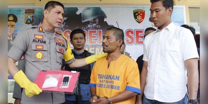 Kapolres Jember AKBP Alfian Nurrizal menghadirkan tersangka saat rilis di Mapolres setempat, Senin (30/9/2019).