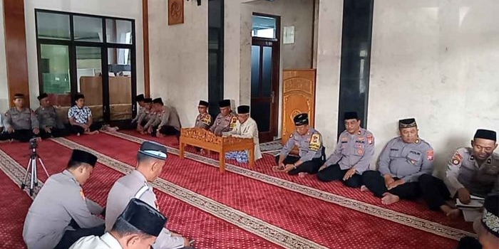 Anggota Polres Ngawi saat mengikuti Binrohtal atau pembinaan rohani dan mental.