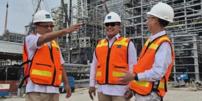 Menteri ESDM RI Arifin Tasrif (kiri) didampingi Dirjen Minerba Bambang Suwantono, dan Wakil Presiden Direktur PT Freeport Indonesia Jenpino Ngabdi, saat melakukan kunjungan ke proyek smelter PTFI. Foto: Ist.