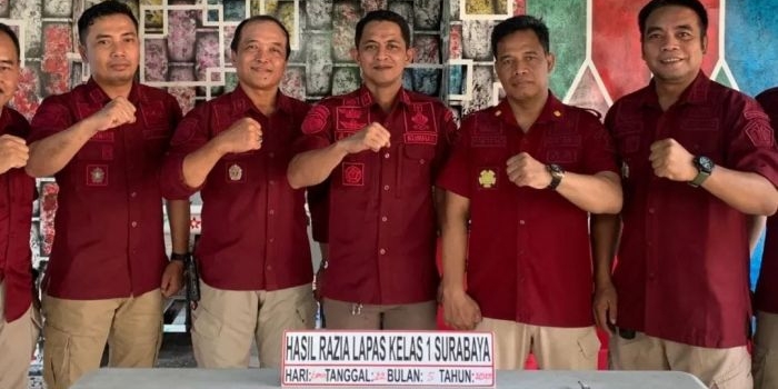 petugas-lapas-kelas-i-surabaya-lakukan-geledah-mendadak-blok-hunian-napi-ini-hasilnya