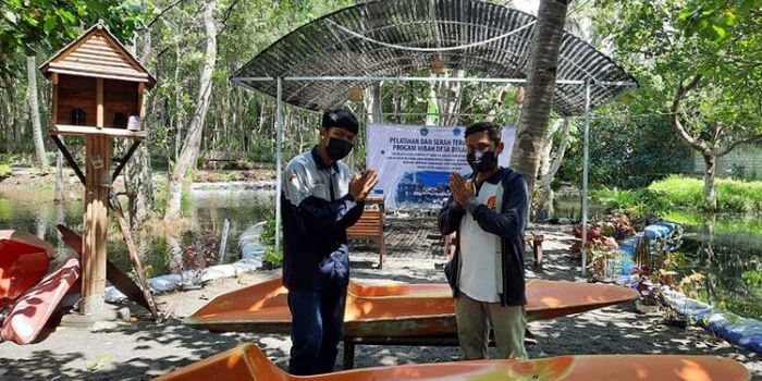 Mahasiswa Politeknik Negeri Banyuwangi (Poliwangi) berhasil menciptakan canoe flat bottom (perahu kano) tahan api dengan mengaplikasikan material komposit. (foto: ist)