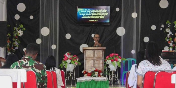 wujud-kebersamaan-tni-dan-rakyat-satgas-tmmd-kediri-ikut-ibadah-di-gereja