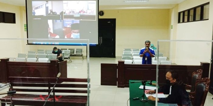 Sidang secara virtual di Pengadilan Tipikor Surabaya. foto: HERMAN/ BANGSAONLINE