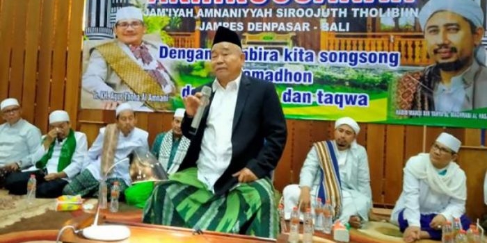 Prof Dr KH Asep Saifuddin Chalim, MA, saat memberikan ceramah di acara Akhirussanah Jamiyah Amnaniyyah Sirojuth Tholibiin Jampes Denpasar Bali, Sabtu (26/3/2022). Foto: MMA/ BANGSAONLINE