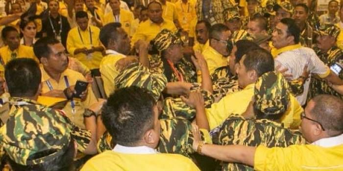 Sekelompok orang berusaha masuk dan membuat kisruh ke arena Munaslub Golkar saat sidang pertanggungjawaban Ketua Umum Partai Golkar Aburizal Bakrie. 