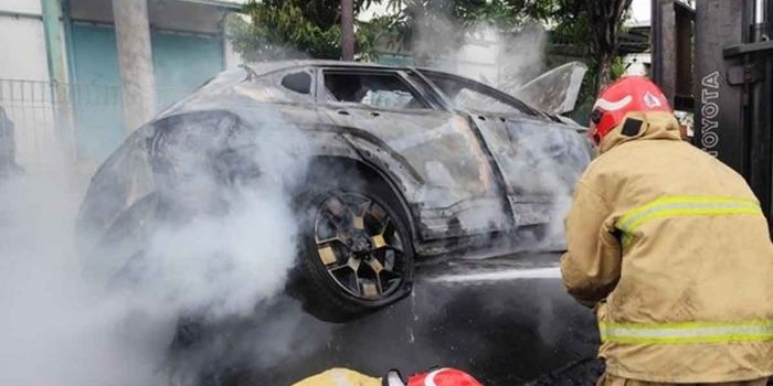 mobil-listrik-hyundai-kona-terbakar-damkar-gresik-turun-tangan