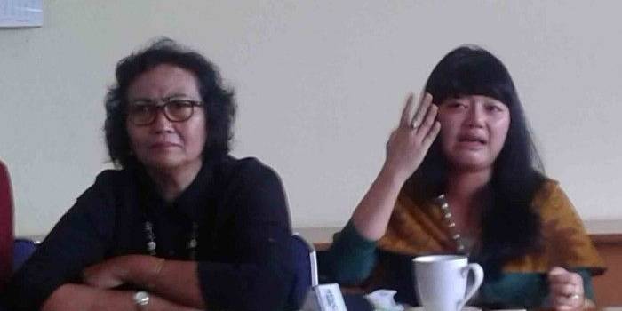 Dita Aditya menangis saat membeberkan peristiwa pemukulan dirinya oleh Masinton Pasaribu. Tampak ia didampingin Nursjahnbani Katjasungkana, ketua LBH APIK. Foto: poskota