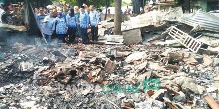 Bupati Jombang Mundjidah Wahab saat meninjau kondisi Pasar Legi pasca terbakar. (foto:  Rony Suhartomo/BO)