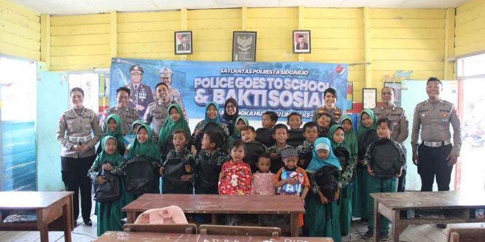 polisi-di-sidoarjo-gelar-sosialisasi-dan-baksos-ke-sd-terpencil-saat-operasi-zebra-semeru-2024