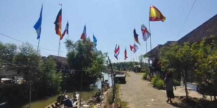 Bendera negara yang mengikuti Piala 2026 yang dikibarkan warga Desa Gerongan Kabupaten Pasuruan
