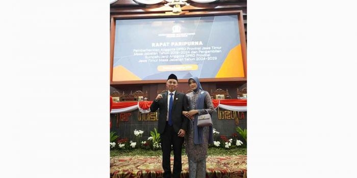 Naufal Alghifary bersama istrinya usai dilantik jadi anggota DPRD Jatim.