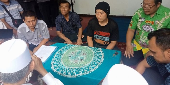 Mahfudjianto bersama para pengikutnya saat membaca syahadat dipandu MUI Kabupaten Pasuruan.