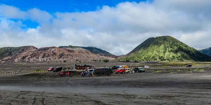 Sejumlah jip wisata melintasi kawasan lautan pasir di Gunung Bromo.