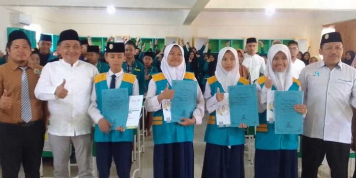 Wabup Riyadi foto bersama dengan Ketua Yayasan serta Kepala SMP ICT dan siswa siswi pemenang olimpiade 2023 tingkat nasional.