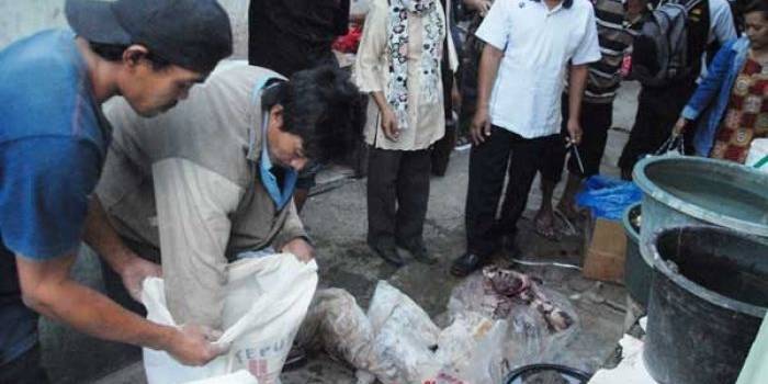 Tampak petugas saat memeriksa daging milik salah satu penjual di Pasar Ploso Jombang. (foto: rony suhartomo/BANGSAONLINE)