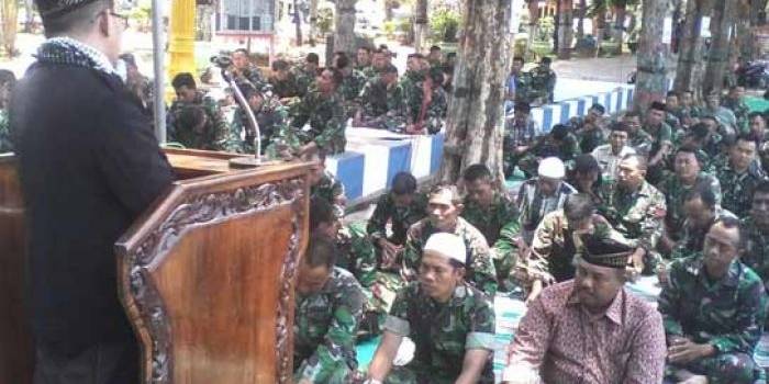 Dandim Sumenep gelar salat Istisqa bersama prajurit dan masyarakat sekitar.