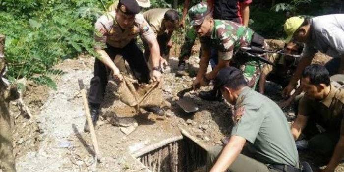 Tim gabungan saat menutup lubang tambang emas di Gunung Manggar, kemarin. foto: detikcom