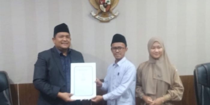 Siswi MA NU Sunan Giri Prigen, Yulinda Anisa Azhara, saat berada di DPRD Kabupaten Pasuruan bersama kepala sekolah.