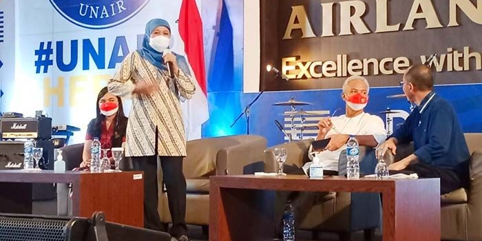 Gubernur Jawa Timur, Khofifah Indar Parawansa, saat memberi motivasi dan memacu semangat  para generasi muda Amerta Abiseka 2022 yang tengah menjalani PKKMB di ACC Unair.