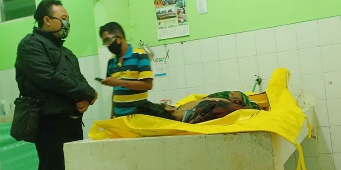Jasad Dullah, pelaku begal saat di kamar mayat RSUD Waluyo Jati Kraksaan.