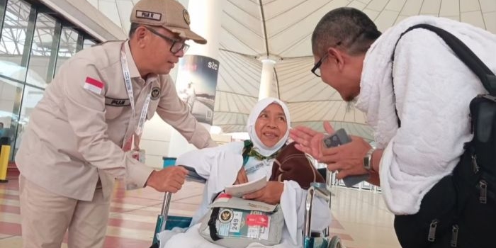 Dirjen Kemenhaj, Puji Raharjo (kiri), bersama Wakil Ketua KND saat melayani jemaah lansia di Bandara Jeddah. Foto: MCH 2026.
